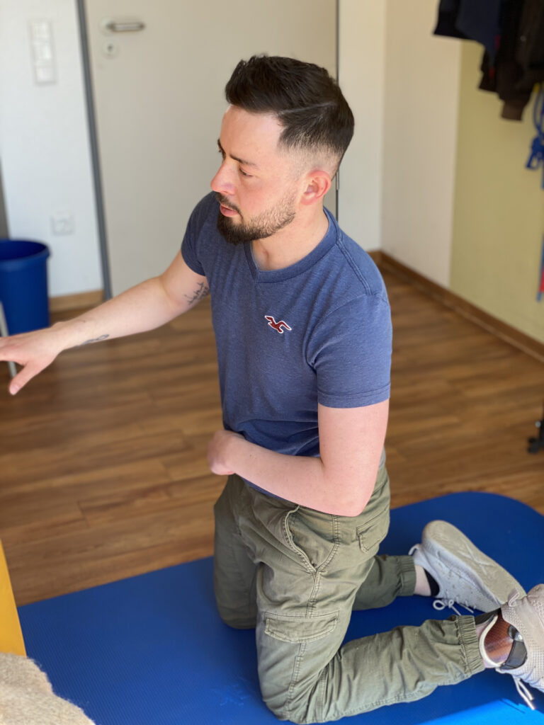 Ich knie vor einer Liege