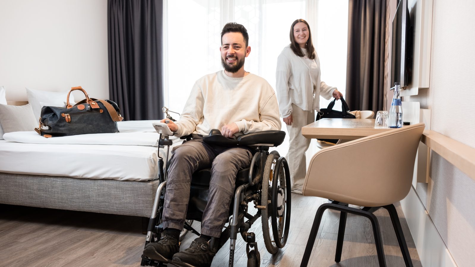 Rollstuhl rollt im Zimmer