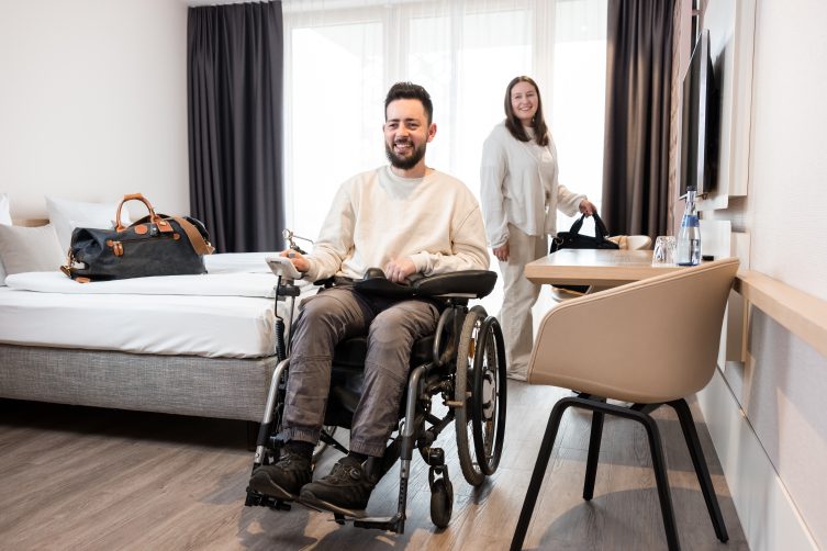 Rollstuhl im Zimmer