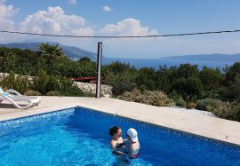 kroatien Nele und ich im Pool in Kroatien